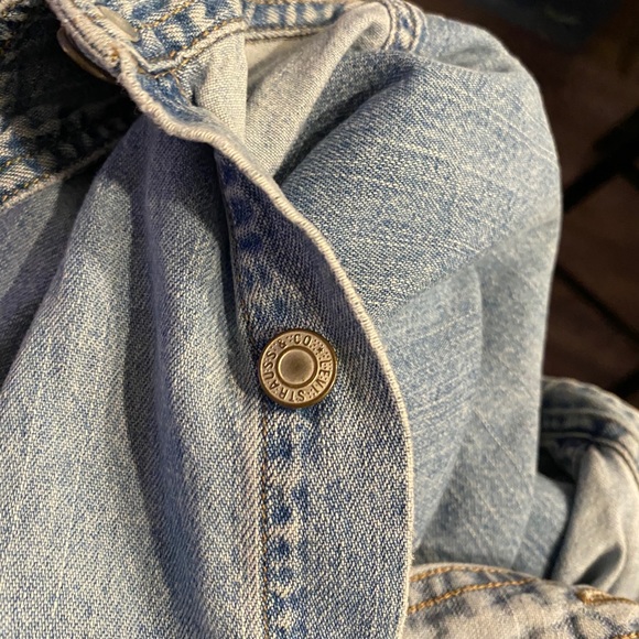 Men's Size Large Like new Classic Levi denim shirt - Picture 4 of 4